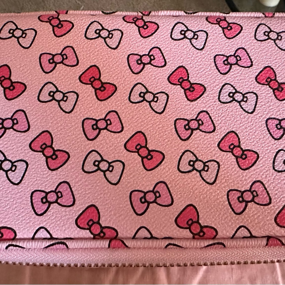 Authentic Stoney Colver Ln♥️Hello Kitty CollectionTextured Open Top Mirror Pouch